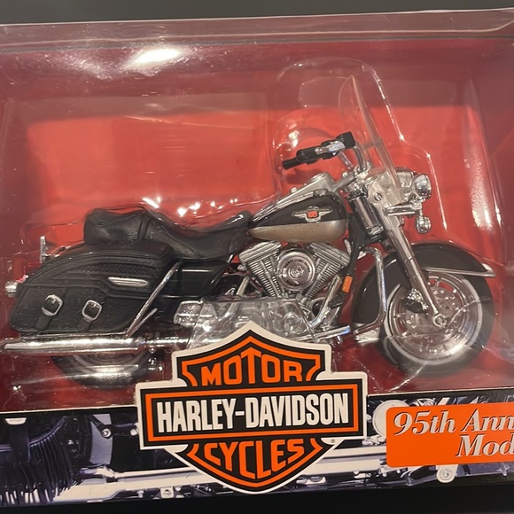 Harley Davidson Maisto Diecast 95th Anniversary Models Collectible Bikes 1:18 - Picture 6 of 14